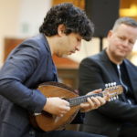 Avi Avital musiziert