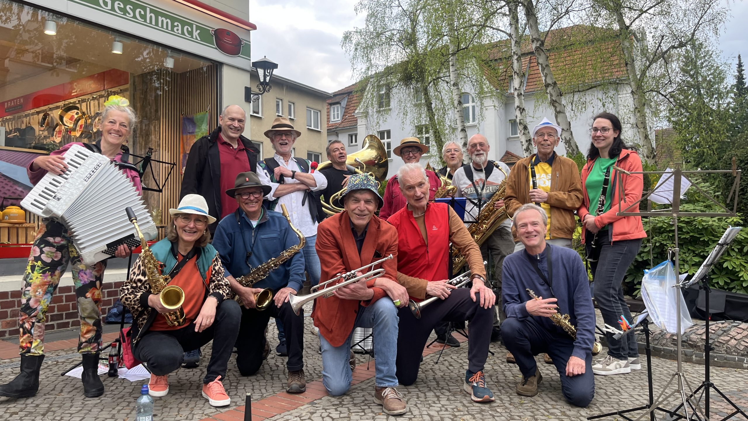 Weltmusikband "Kapelle B" sucht AltSax und Posaune