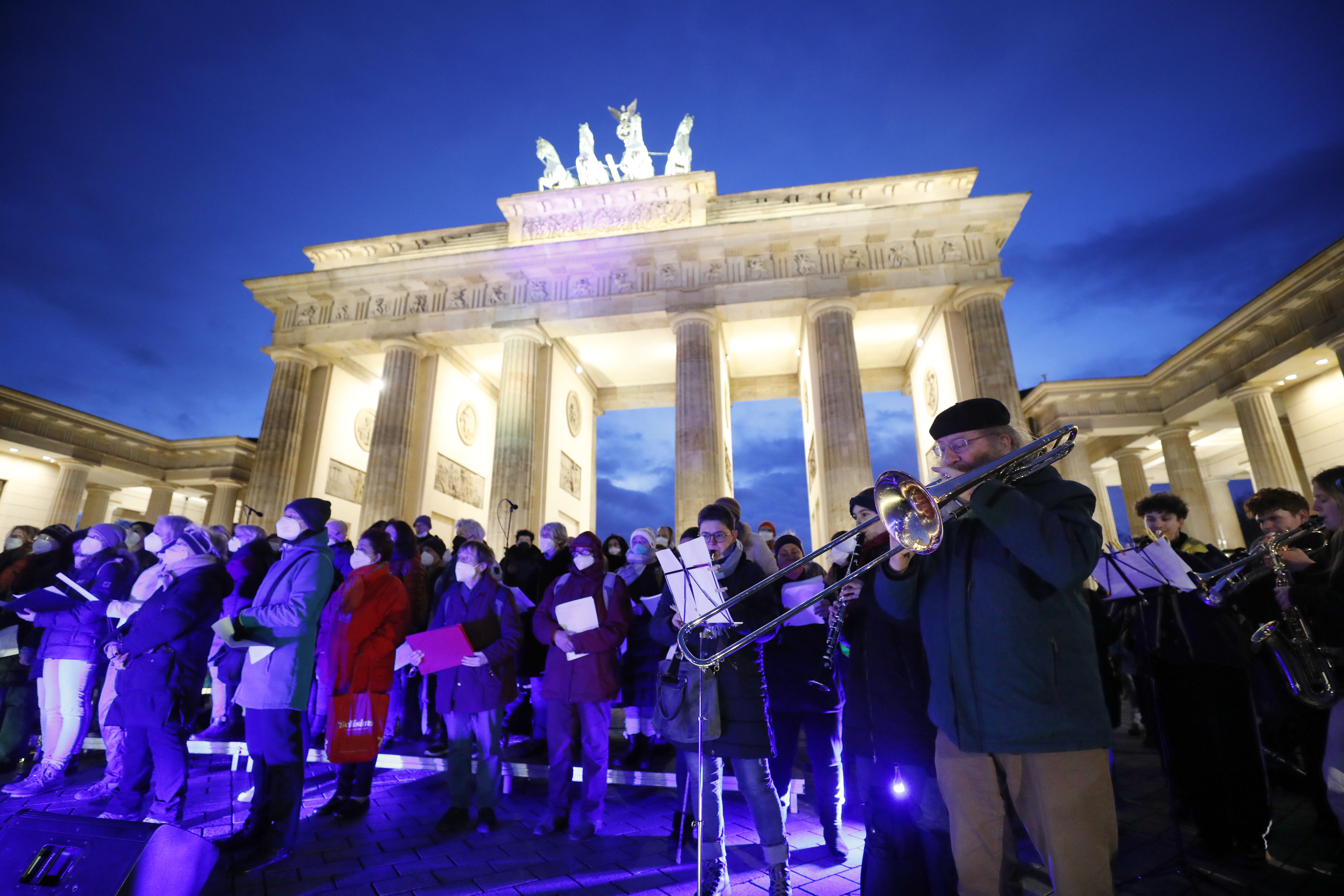 25. Februar: Bläser und Sänger vor dem Brandenburger Tor. Foto: Christian von Polentz Galerie-Bild 7