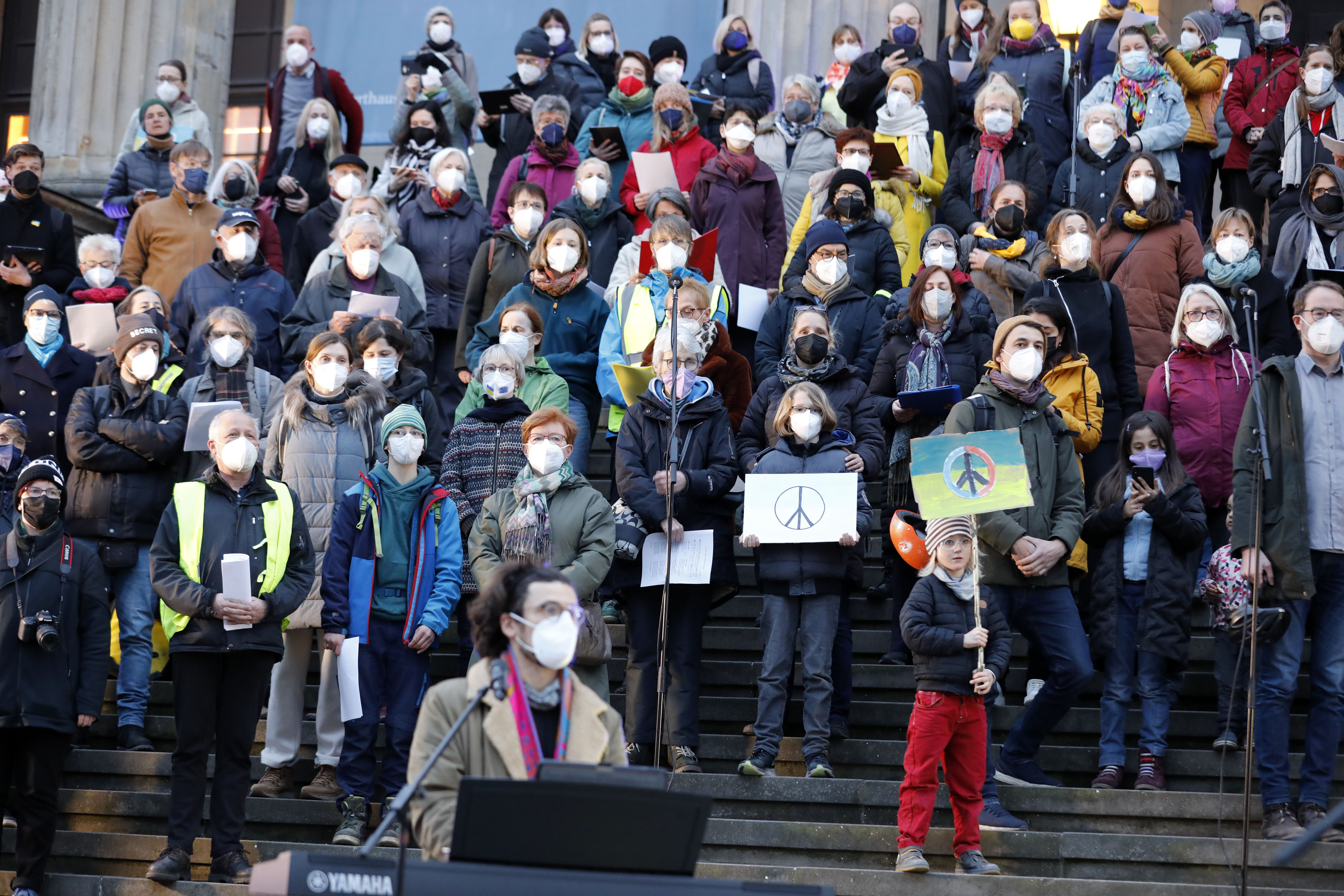 15. März: Chor auf den Stufen des Konzerthauses. Foto: Christian von Polentz Galerie-Bild 8