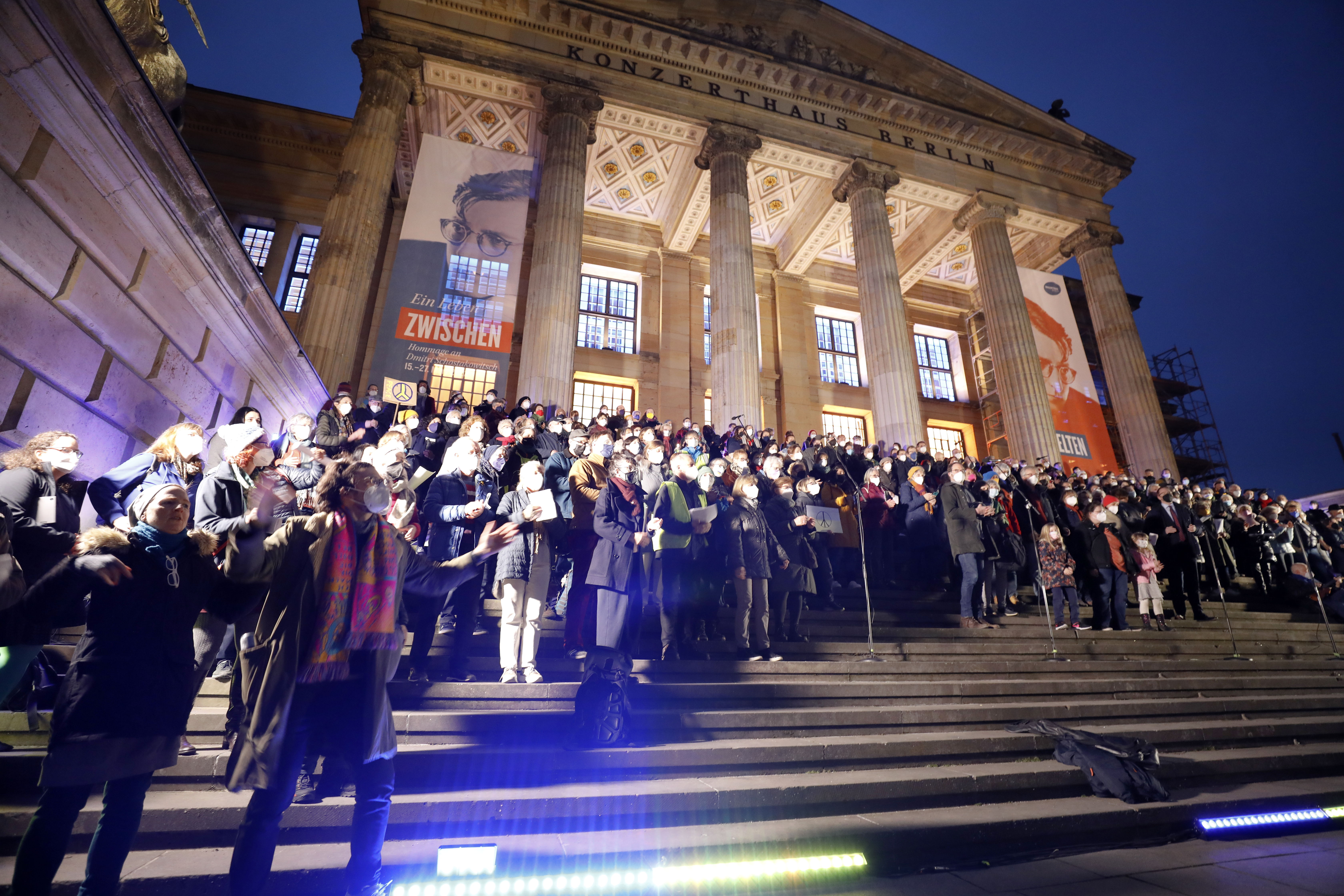 15. März: Chor auf den Stufen des Konzerthauses. Foto: Christian von Polentz Galerie-Bild 9
