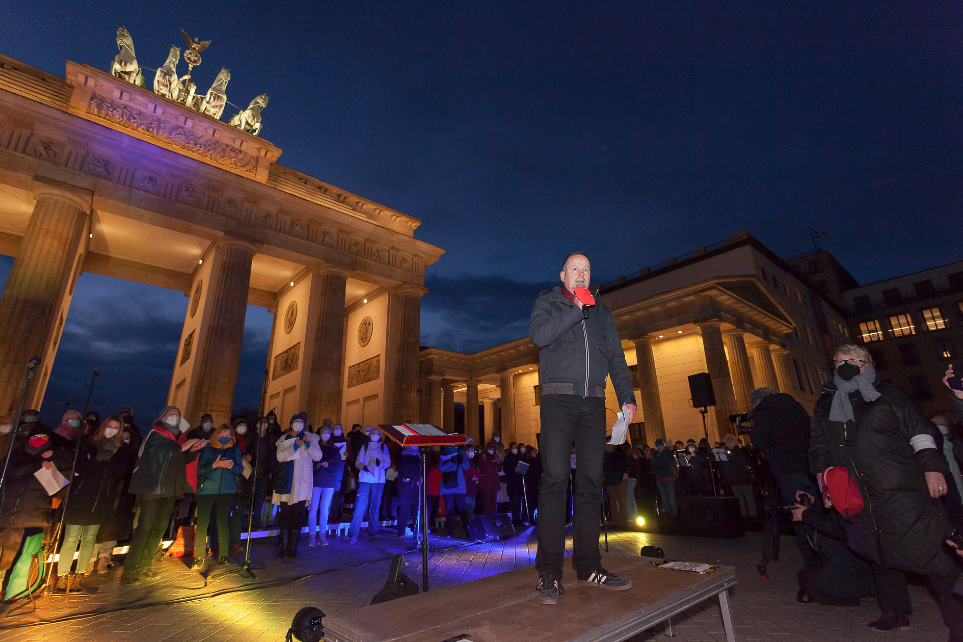 25. Februar: Kultursenator Klaus Lederer bei seiner Ansprache. Foto: Oliver Möst Galerie-Bild 2